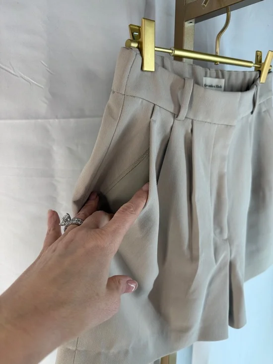 Abercrombie Curve Love A&F Sloane High Rise Tailored Shorts 4.5in - 2  26  Taupe - Picture 10 of 16